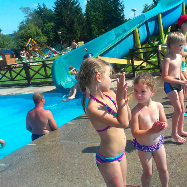 dzieci przy basenie