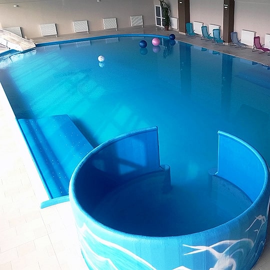 relaxačný bazén a vírivka s tryskami